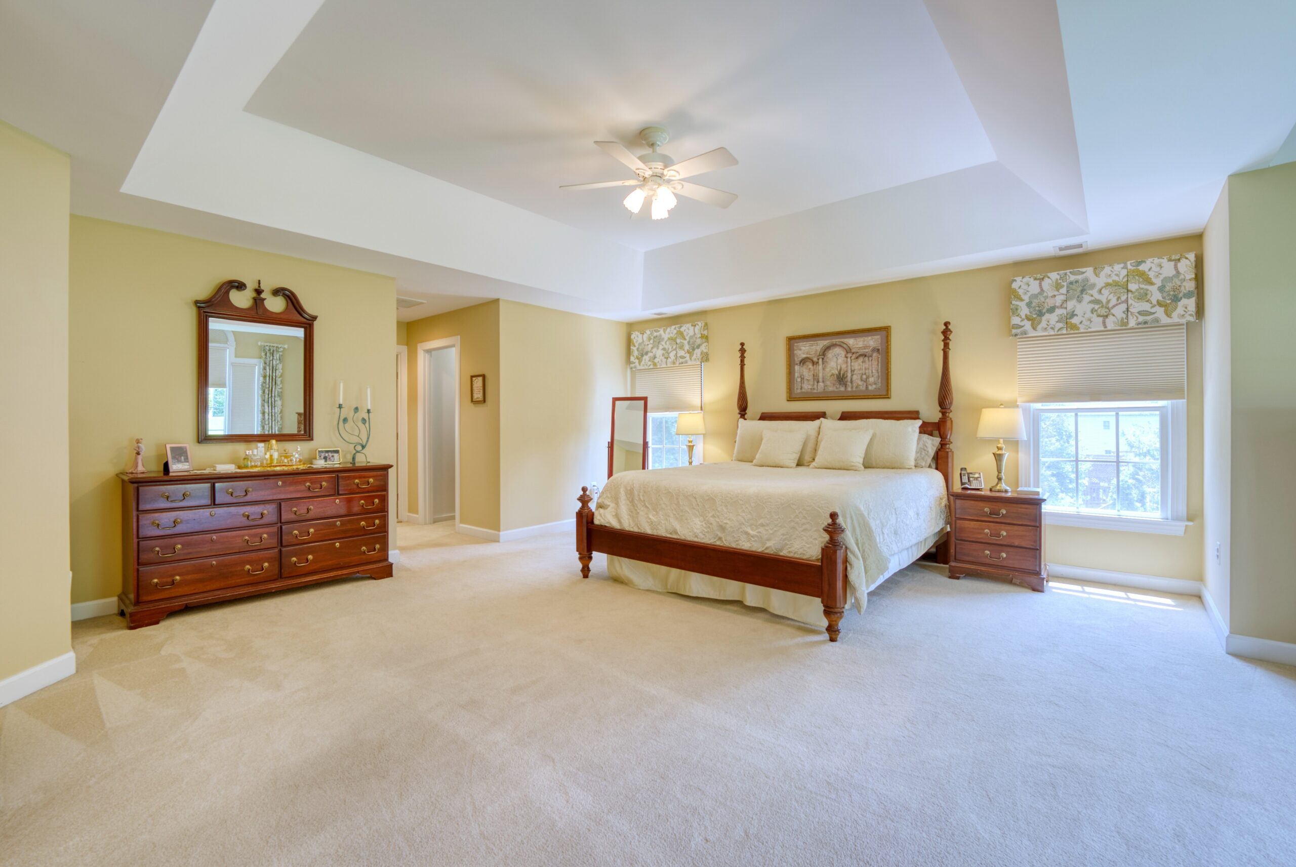 Large Master bedroom with deep tray ceiling. 10703 Ox Croft Ct, Fairfax Station, VA