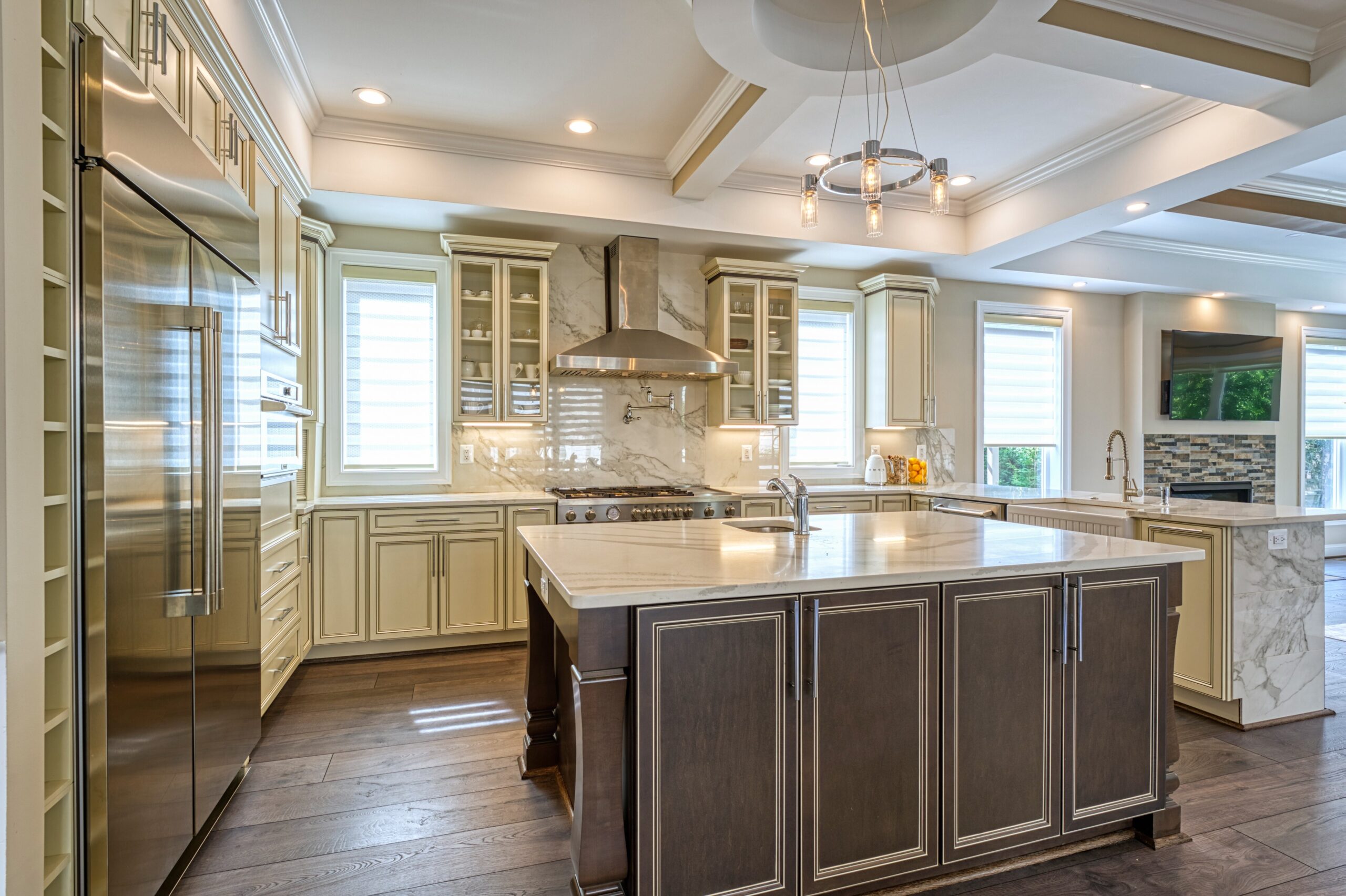 professional Fusion photo of the interior of a home in McLean, VA - showing gourmet kitchen with intricate coffered ceiling, huge counter, stainless fridge and hood/range and large kitchen island